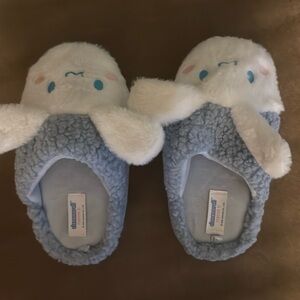 Cinnamon roll slippers
